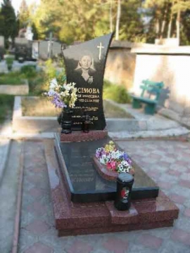 одинарный надгробный памятник из камня для кладбищ