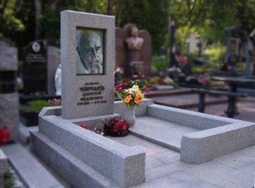 мемориальный памятник из камня на могилу
