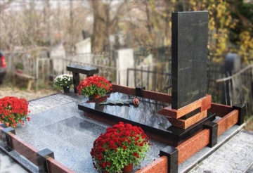 мемориальный памятник из камня для могилы