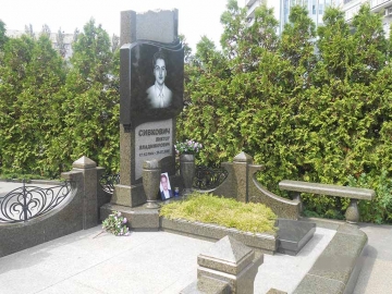 мемориальный памятник из камня для кладбищ