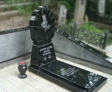 одиночный памятник из гранита на могилу